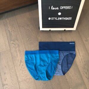 NWOT 2 pairs of seamless underwear